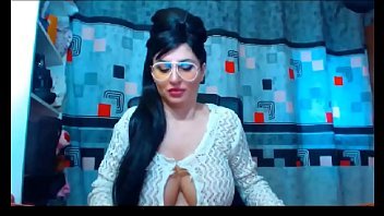 Play البالغون يرقصون عراة يمارسون الجنس باستخدام مكنسة لإجراء دردشة فيديو