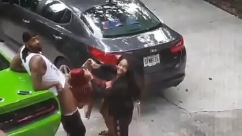 Play الزنجي مع سيارات مناسبة لديه طفلان يمصان قضيبه