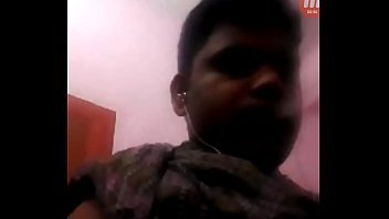 Play تم تصوير هندي وهو يضع كفه في الحمام
