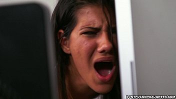 Play صورت امرأة مرامرس وهي تصرخ في قضيب الرجل