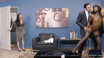 Play أمسكه وهو يطعن امرأة سوداء