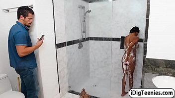 Play الجنس في الحمام مع امرأة سوداء مثير