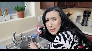 Play تم تصوير امرأة سمراء وهي تمارس الجنس في المطبخ