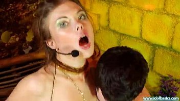 Play إنه دي جي ويحب أن يئن ديكه أثناء التحدث إلى العملاء