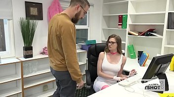 Play لطالما أحببت ممارسة الجنس في المكتب حيث كانت والدتها