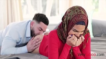 Play المرأة المسلمة العذراء تمارس الجنس مع رئيسها الثري