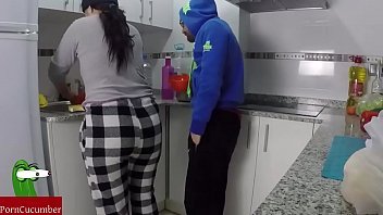 Play السيدة ذات المؤخرة الكبيرة تعطي اللسان في المطبخ