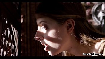 Play أليس ، امرأة من الريف ، تظهر لنا كسًا