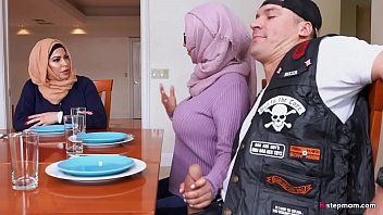 Play عربان يعطيان كسس لرجل قبيح