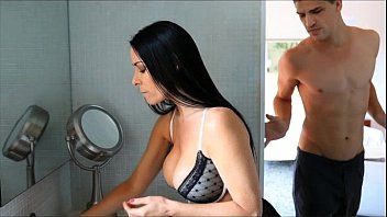 Play الأفلام الرومانية مع الجنس آنا تسحبها في الحمام