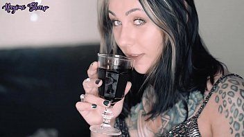 Play إنه سهل ويتطلب شجاعة للحصول على اللسان بعد كوب من Xnxx قوي