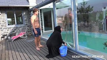 Play الجنس مع امرأة عربية تقوم باللسان في المسبح 2018