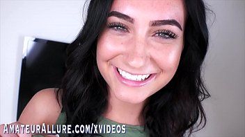 Play هذه امرأة سمراء تمارس الجنس مثل رجل موهوب