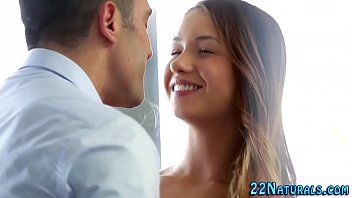 Play إنها ليلة رأس السنة الجديدة وهي تجعلها تنتهي بملابسها