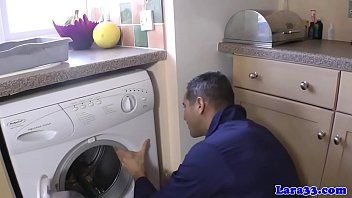 Play زوجته لطيفة في العمل وواحد يصنع مؤسسته ويضربها في المكتب