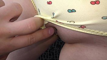 Play تطرق فيرجينا في كس يتعلم أن يعطي اللسان