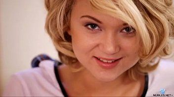 Play إنها تجعل بوسها متاحًا للرجل لفركه
