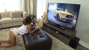Play موزي و فاتنة الجنس في سن المراهقة مارس الجنس على ظهره أثناء اللعب