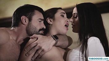 Play اثنين من السمراوات مارس الجنس بدوره في الهرات