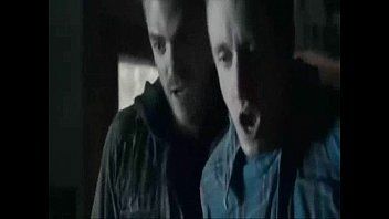 Play زوج غير مخلص صور وهو يعطي ألسنة لكس