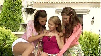 Play ثلاث مثليات في مزاج Xxx يضعن ألسنتهم في كسس بعضهم البعض