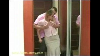 Play المرافقة الشقراء تعطي اللسان لزوجها