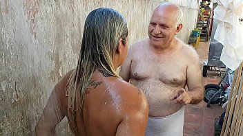 Play يرى الجد حفيدته عارية في الحمام ويفرك بوسها