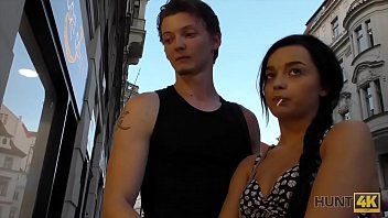Play إنها تعطي عاهرها لرجل ليمارس الجنس معها لأنها لا تملك المال مقابل الطعام