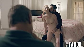 Play يمشي هذا الذكر إلى بوسها ويجعلها تجلس على ركبتيها لتلعق قضيبه