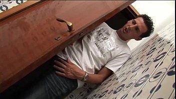 Play الأم الناضجة تضع يدها على شاب ليلعق قضيبه