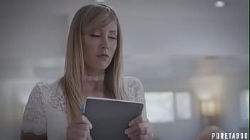 Play يضربها على ثدييها الجميلين ، وبعد ذلك تلعقها هذه الشقراء في كل مكان