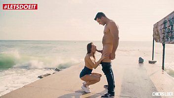 Play إنها تشعر بتحسن أثناء ممارسة الجنس عن طريق الفم