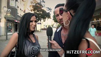Play زوجان قام المراسل بتصويرهما عندما يمارسان الجنس على العشب الأخضر