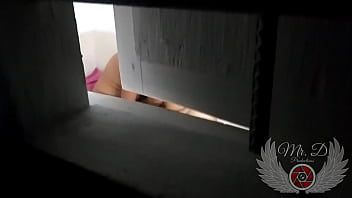 Play نساء رائعات يجلسن على الأريكة ويتم تسجيلهن أثناء تلقي القضيب في القاع