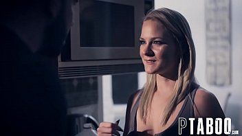 Play تعرض عليه الشقراء أن يمارس الجنس معه وهو لا يرفض