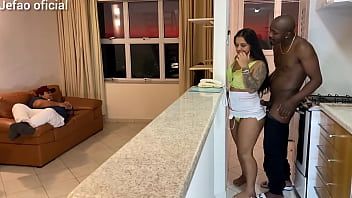 Play فتاة صغيرة جدًا ذات ثديين ساخنين وشهيين تركب عميلها