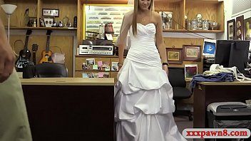 Play يجدها في حفل زفاف ويقنعها بأخذ شفهي سريع Xxx