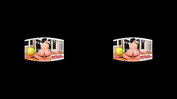 Play يتم إزالة شعر مؤخرتها، لكنها أوقفت بعض الرقائق على بوسها