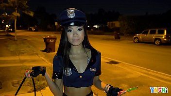 Play أفضل ممثلة Xxx ترتدي زي ضابط شرطة وتعطي اللسان