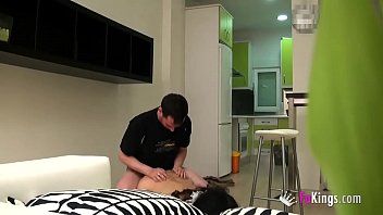 Play إنه يستحق كل المال الذي تعطيه لها للعب لعبة الشرج Xxx مع هذه السيدة الشابة