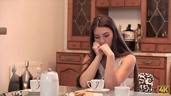 Play يمارس المراهق المتحمس والمضطرب الجنس مع الرجل الجنسي حتى ينام