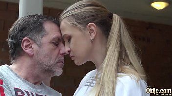 Play زوج الأم يمارس الجنس مع كس ابنته