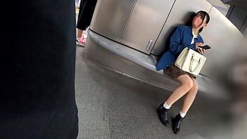 Play فتاة صغيرة ذات أرجل جميلة جدًا