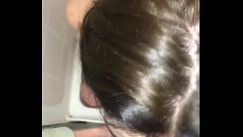 Play المرأة الجميلة التي تمتص في الحمام