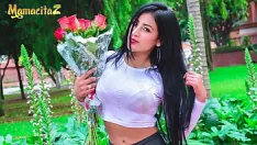 Play تتلقى امرأة سمراء الزهور من صديقها وتع