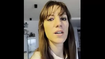 Play Lety Howl يحصل على حرث من قبل رجل التوصيل لقاء س