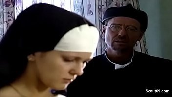 Play الراهبة تفسح المجال لرجل يسحبها إلى مكان خفي