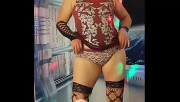 Play أحمر الشعر Hotwife Steffis رقص منفرد صريح والوجه