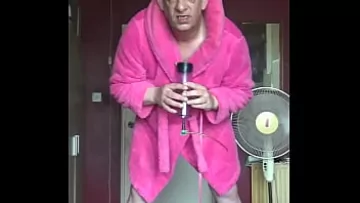 Play ثنائي الجنس مارك يبتلع شخًا في شريط محل