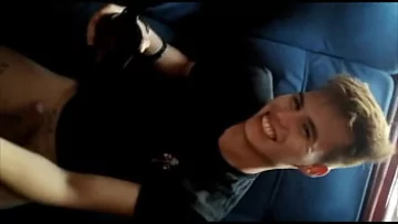 Play الهواة اللاتينية وشم يعطي الرجل المستقيم الغريب رحلة صعبة